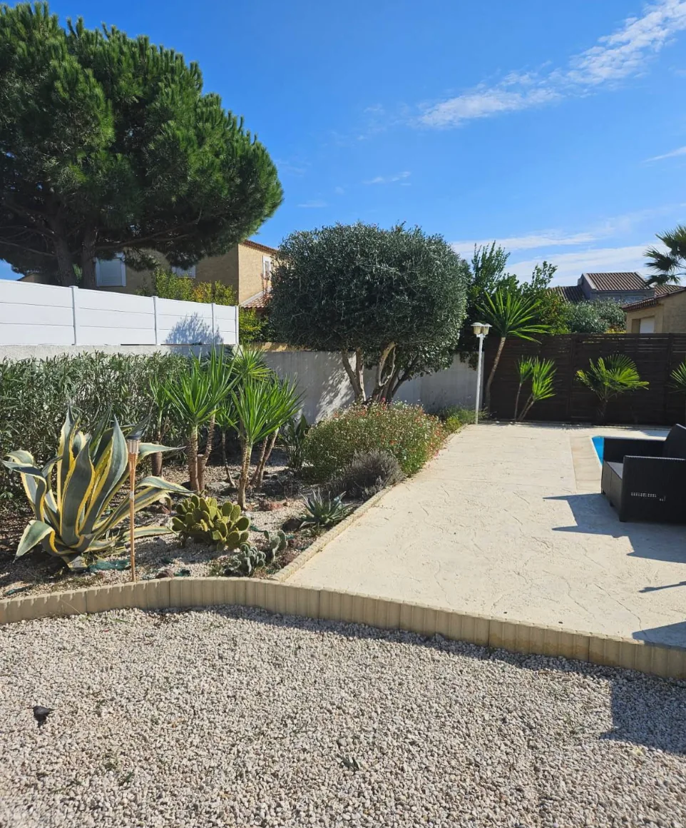 Vue d’ensemble d’un jardin aménagé